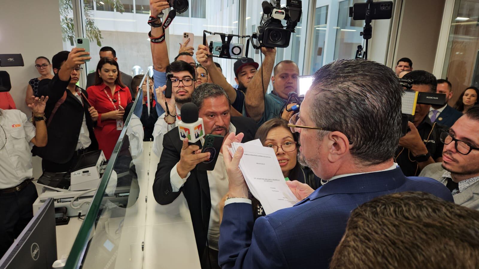 Rodrigo Chaves llegó a la Asamblea Legislativa para presentar un proyecto de ley sobre el referéndum