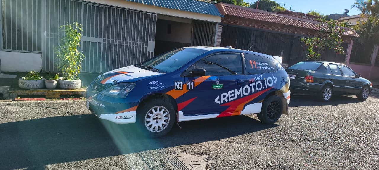 Albín Sandí afinó su Honda Civic 2002 para competir con todo.