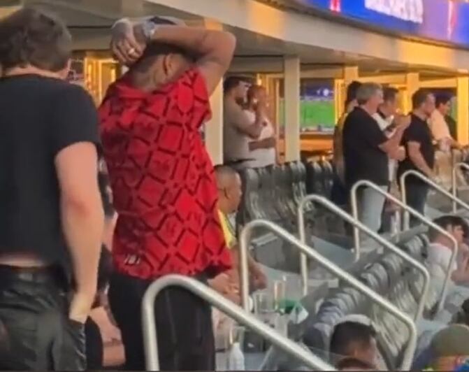 Neymar en el partido Brasil-Costa Rica. Las cámaras lo captaron llevándose los brazos a la cara o moviéndolos hacia arriba.