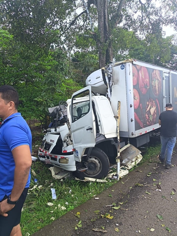 Hombre muere en choque de camión contra árbol en Orotina. Foto Facebook.