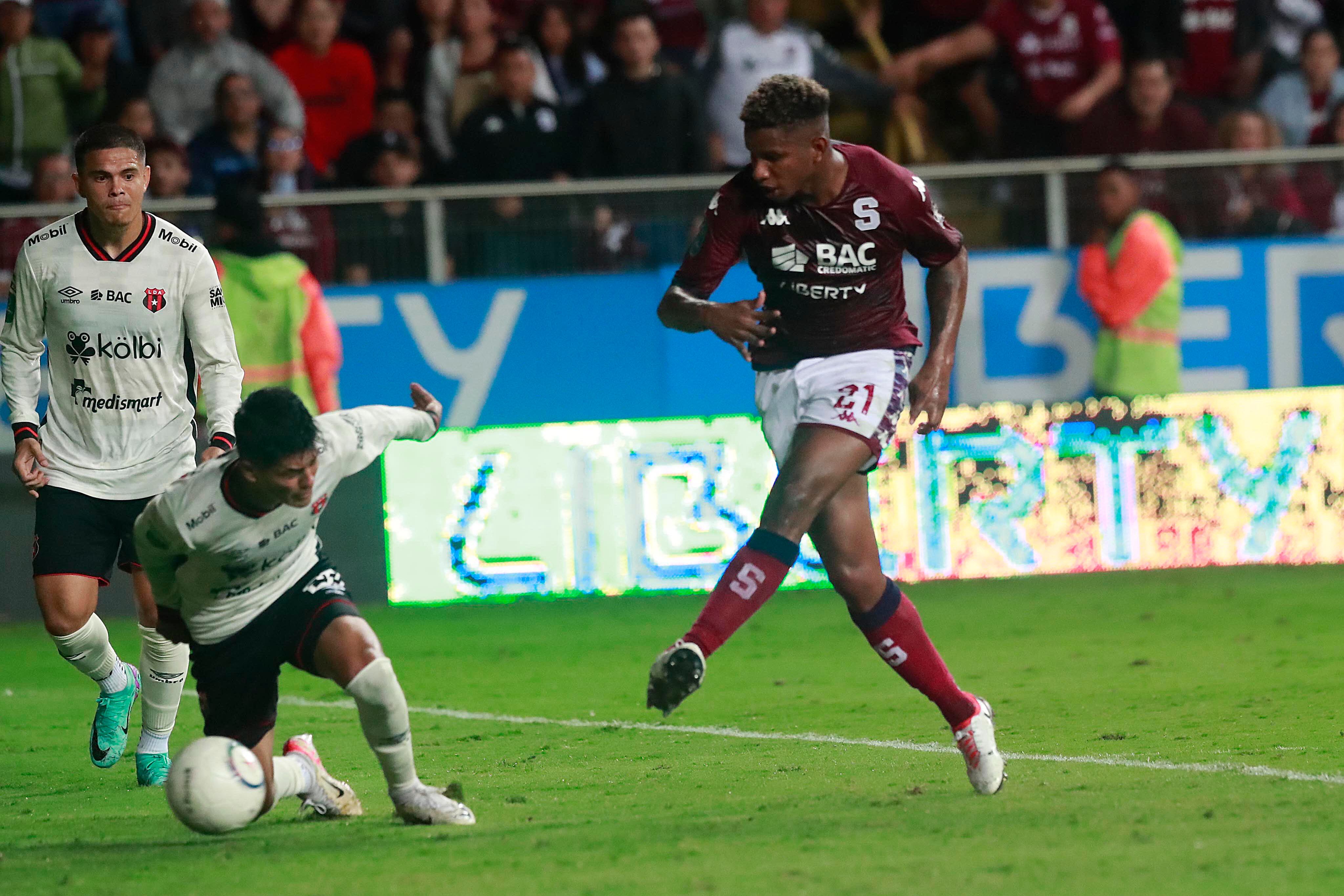 04/11/2023 Estadio Ricardo Saprissa, Tibás. El Deportivo Saprissa recibió a la Liga Deportiva Alajuelense, en una nueva versión del Clásico Nacional en partido de la jornada 18, Torneo de Apertura, Liga Promérica 2023.