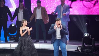 ¿Quién es la guapa joven que entregó el trofeo al niño ganador de Nace una estrella?