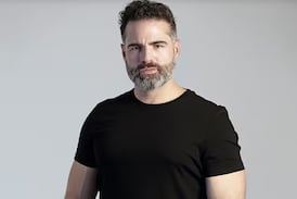 Exactor de “Sin senos sí hay paraíso” sufrió accidente en teatro en medio de delicada semana para la producción