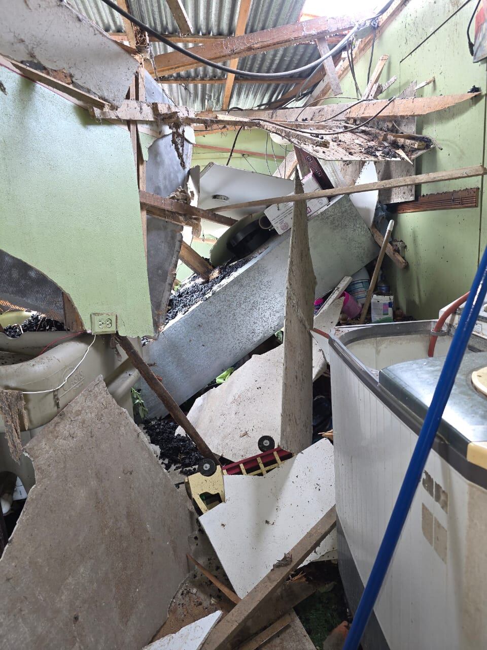 A cuatro metros de distancia fue donde quedó una vagoneta que por poco causa una tragedia para una famiia vecina de Banderilla de Cartago, carretera hacia Llano Grande. Foto: Roxana Portuguez para La Teja