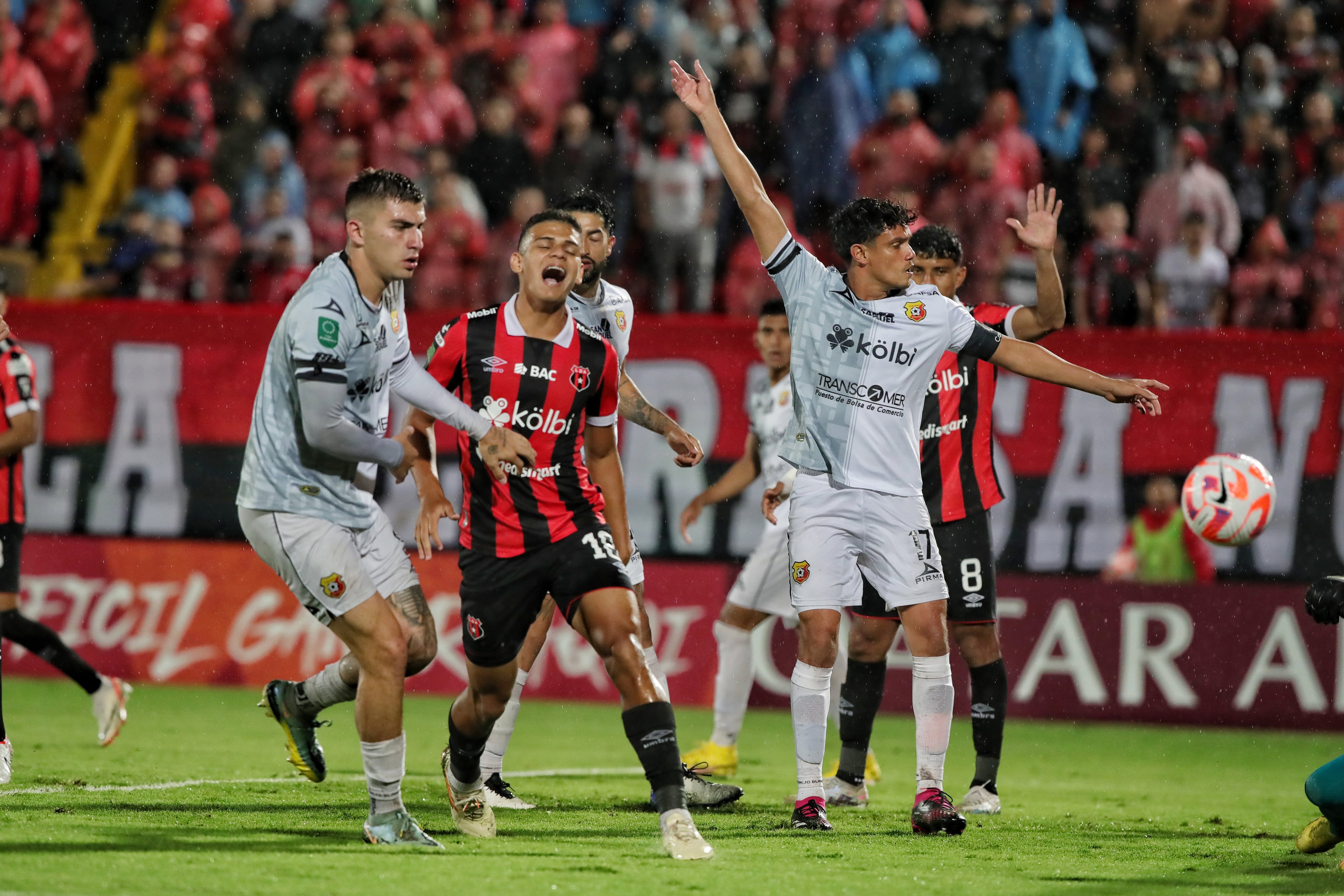 01/11/2023/ Juego entre Liga Deportiva Alajuelense vs Club Sport Herediano por el partido de vuelta de la la copa centroamericana de CONCACAF en el estadio Alejandro Morera Soto / Foto John Durán