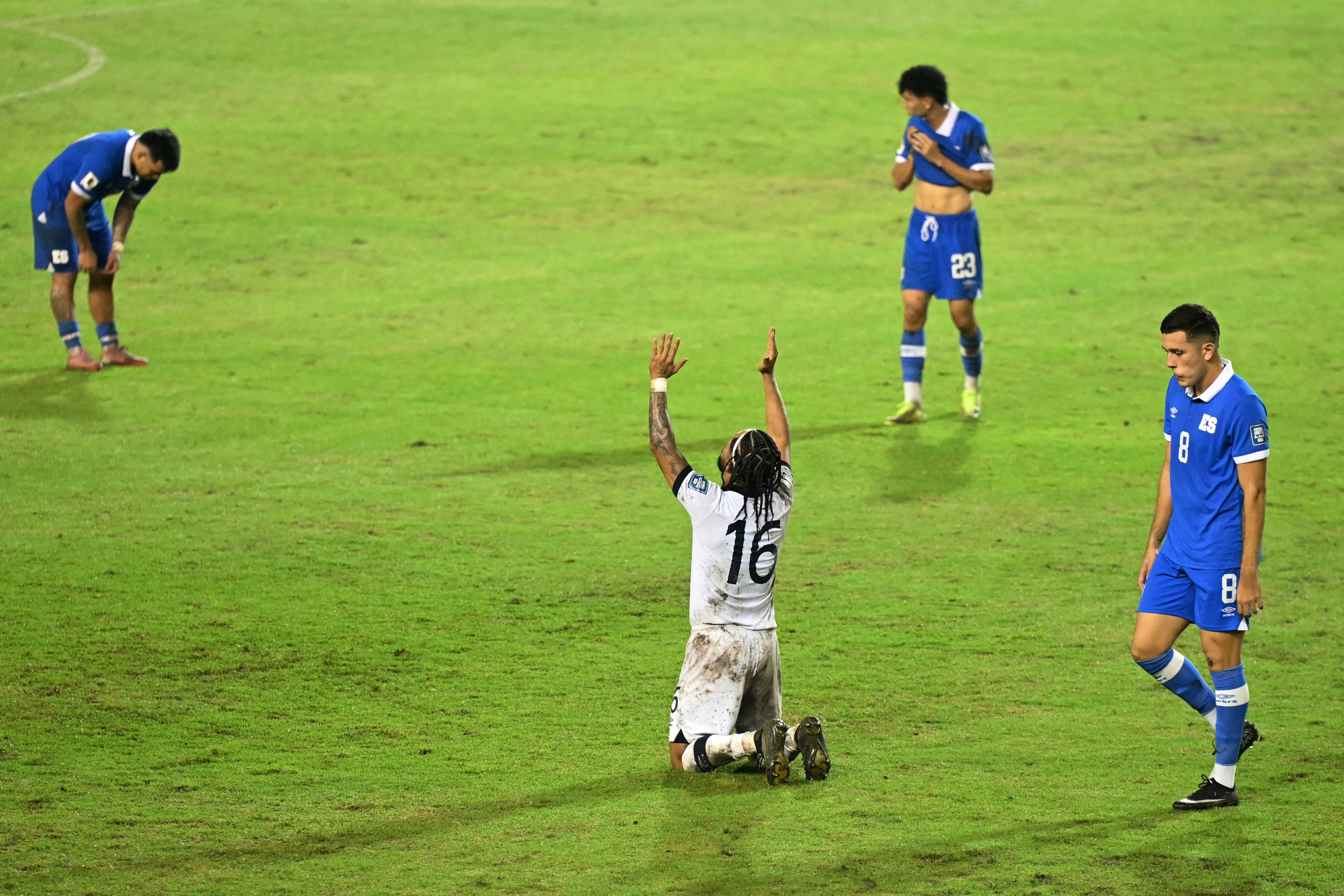 El defensor de Guatemala José Morales celebra ante la desazón de los salvadoreños en el propio Estadio Cuscatlán, por las eliminatorias rumbo al Mundial 2026.