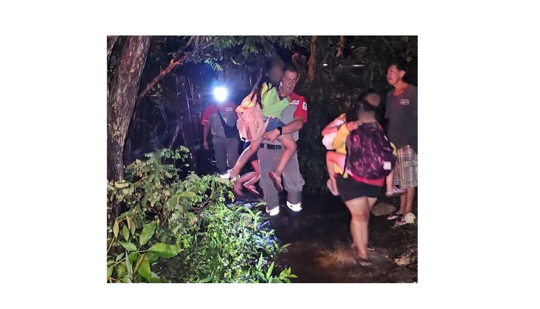 Rescate familia en Guanacaste por las lluvias