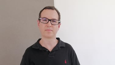 Costarricense cuelga la bata de doctor para escribir cuentos inspirado en los dibujos de los niños