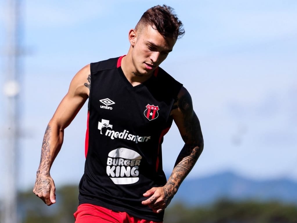 Kenneth Vargas es uno de los refuerzos de Alajuelense, quien ya se entrena con el equipo manudo.