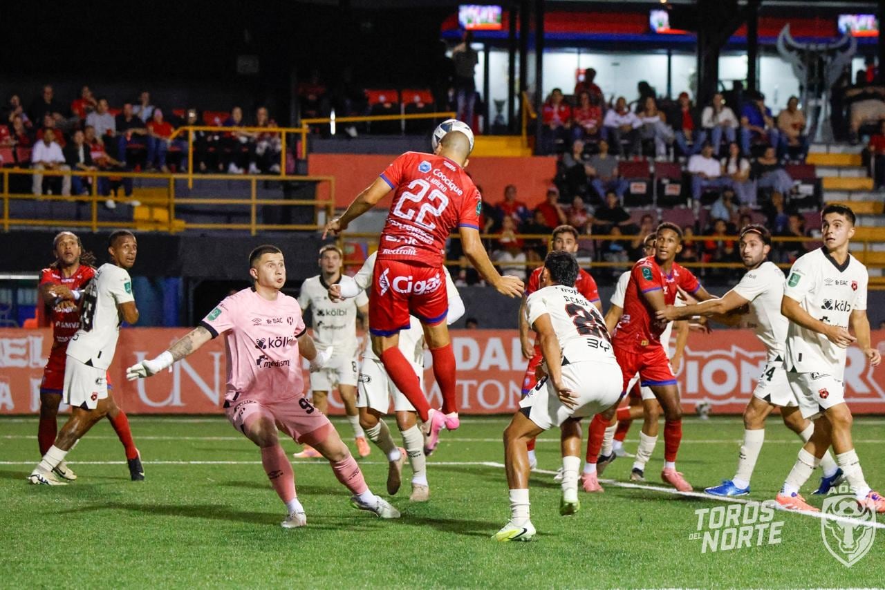 El partido entre San Carlos y Liga Deportiva Alajuelense resulta entretenido, a pesar de las pocas ocasiones de gol.