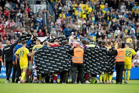 Amistoso entre Dinamarca y Ucrania por poco acaba en terrible desgracia con reconocido futbolista