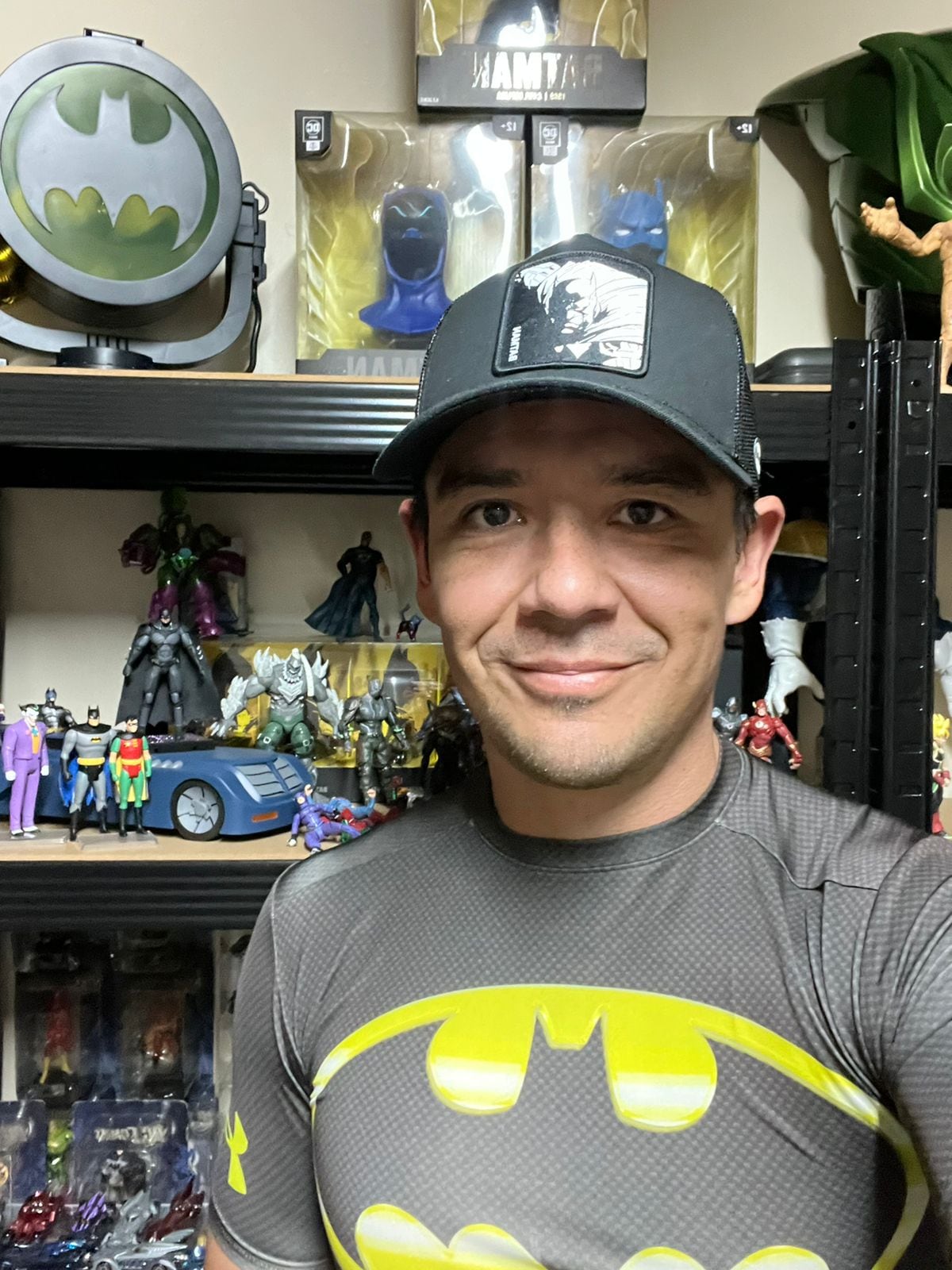 Las nuevas camisetas de Saprissa inspiradas en Batman son un éxito entre coleccionistas.