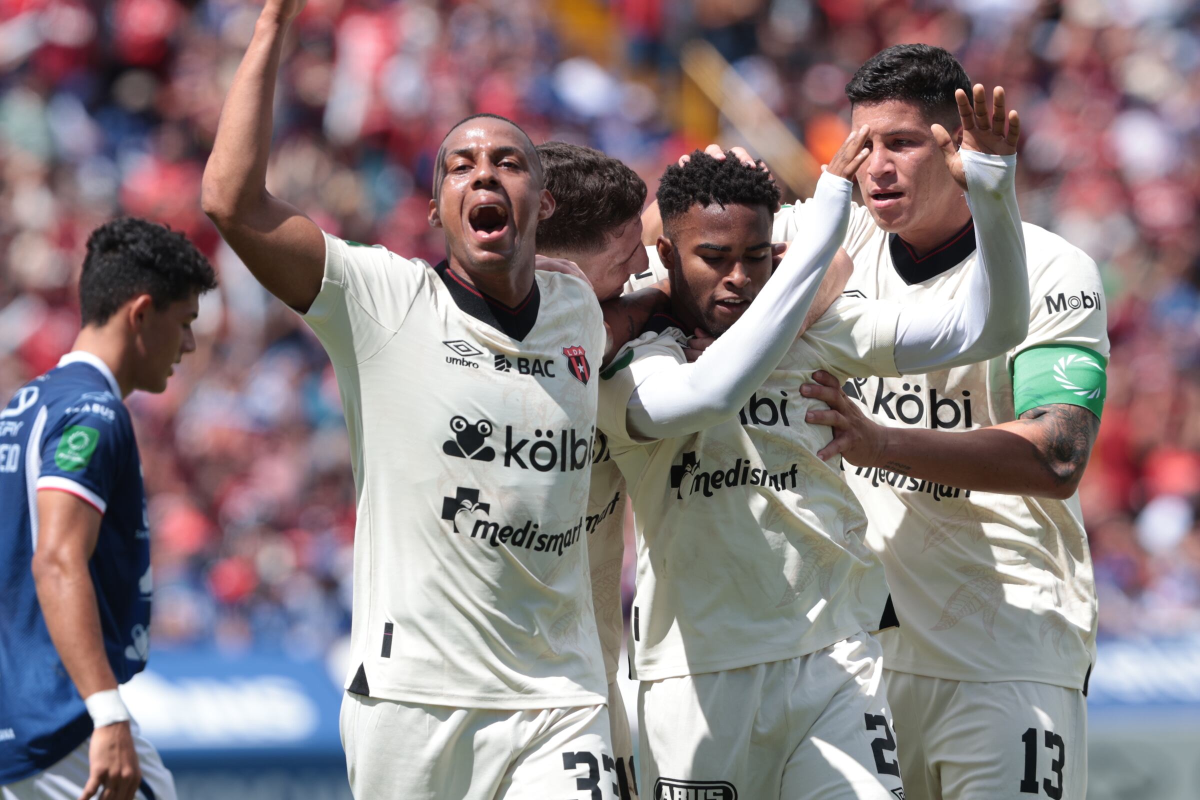 30/11/2025/ Juego entre Club Sport Cartagines vs Liga Deportiva Alajuelense por la fecha 17 del torneo apertura de l Liga Promerica en el estadio Fello Meza / foto John Durán