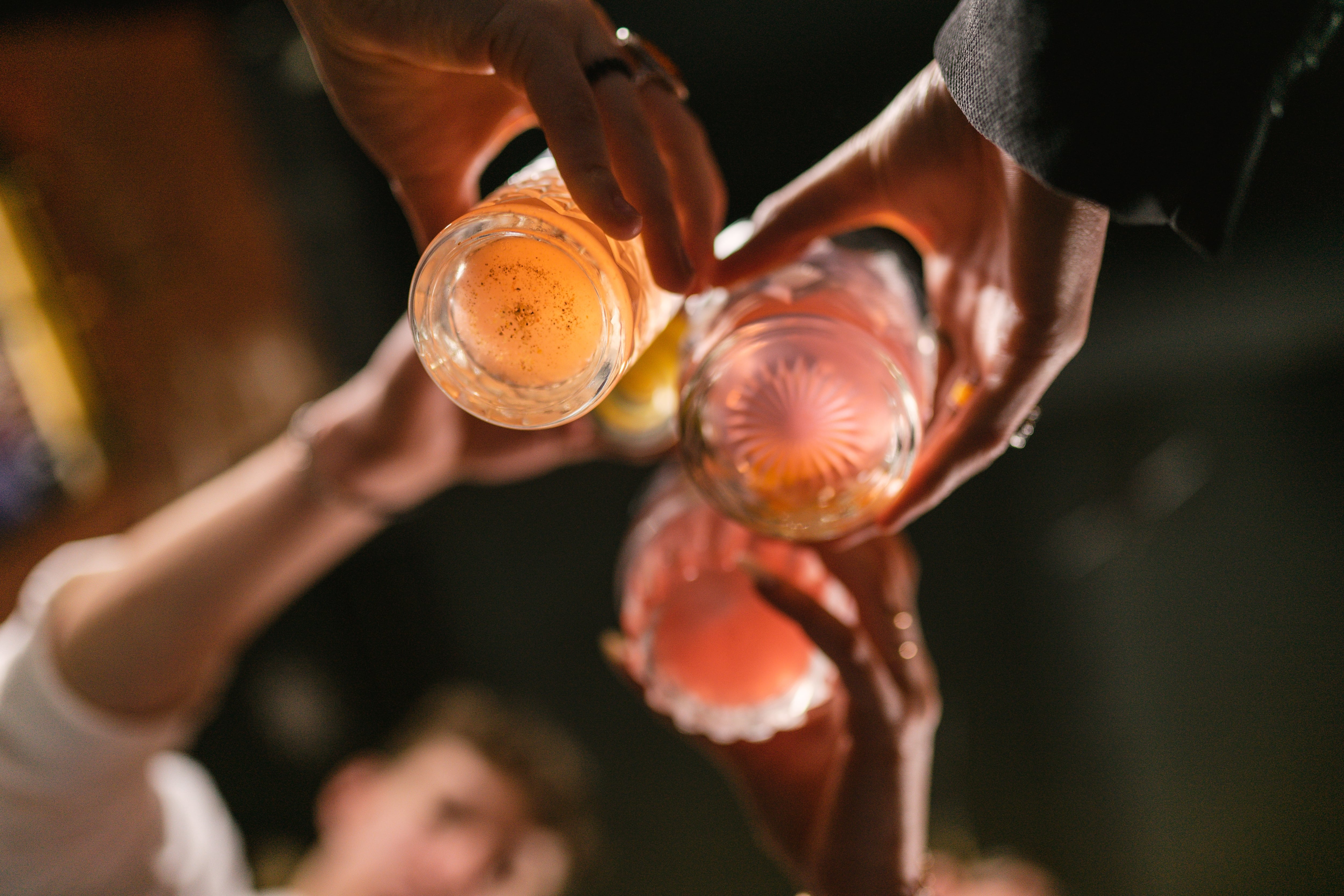 Noche de copas, noche de tragos con amigos, brindis, fiesta con amigos, bar. ambiente nocturno