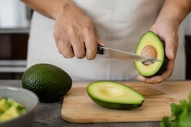 Este sencillo truco ayuda a que el aguacate no se ponga negro después de abrirlo
