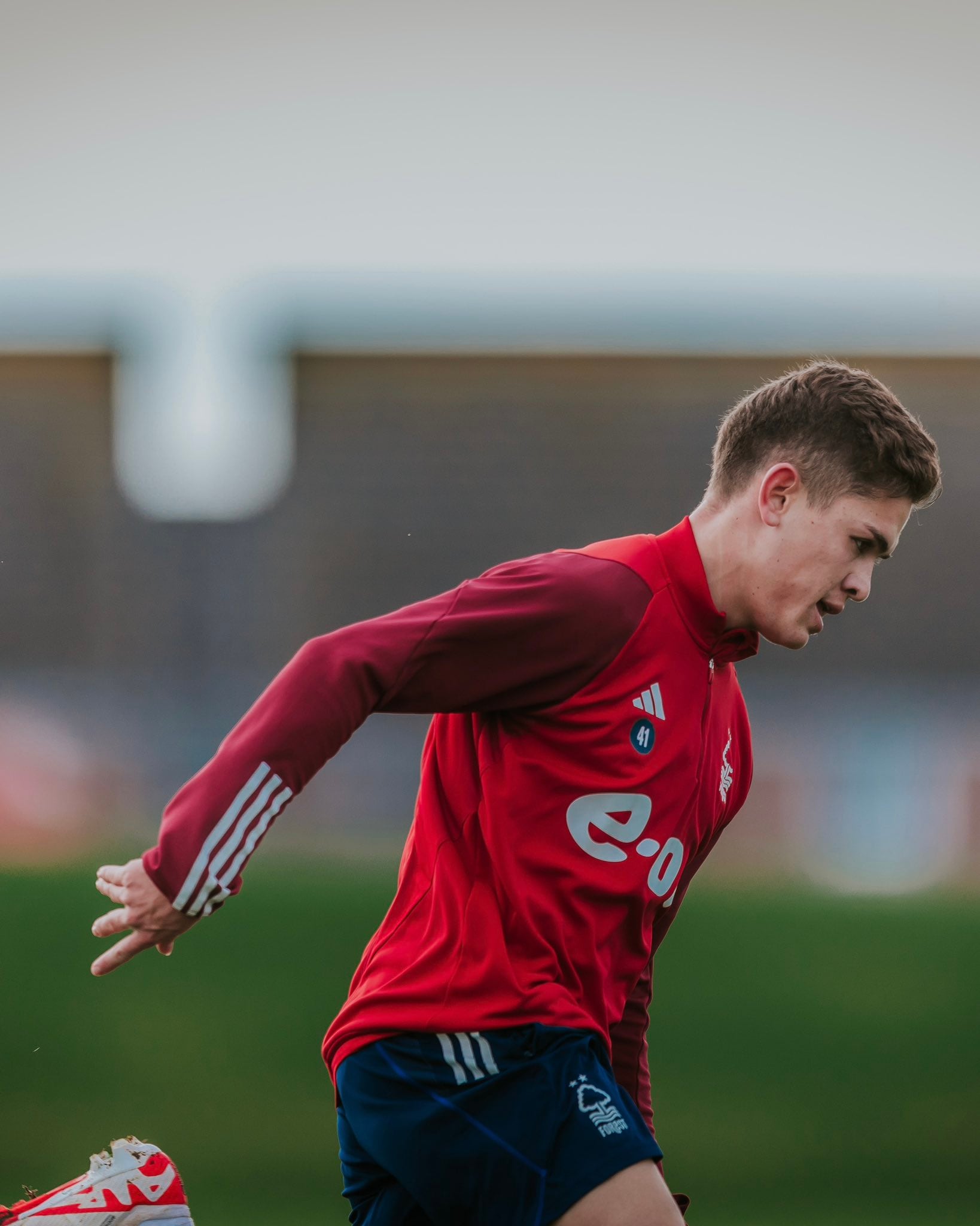 Brandon Aguilera entrenando con el primer equipo del Nottingham Forest