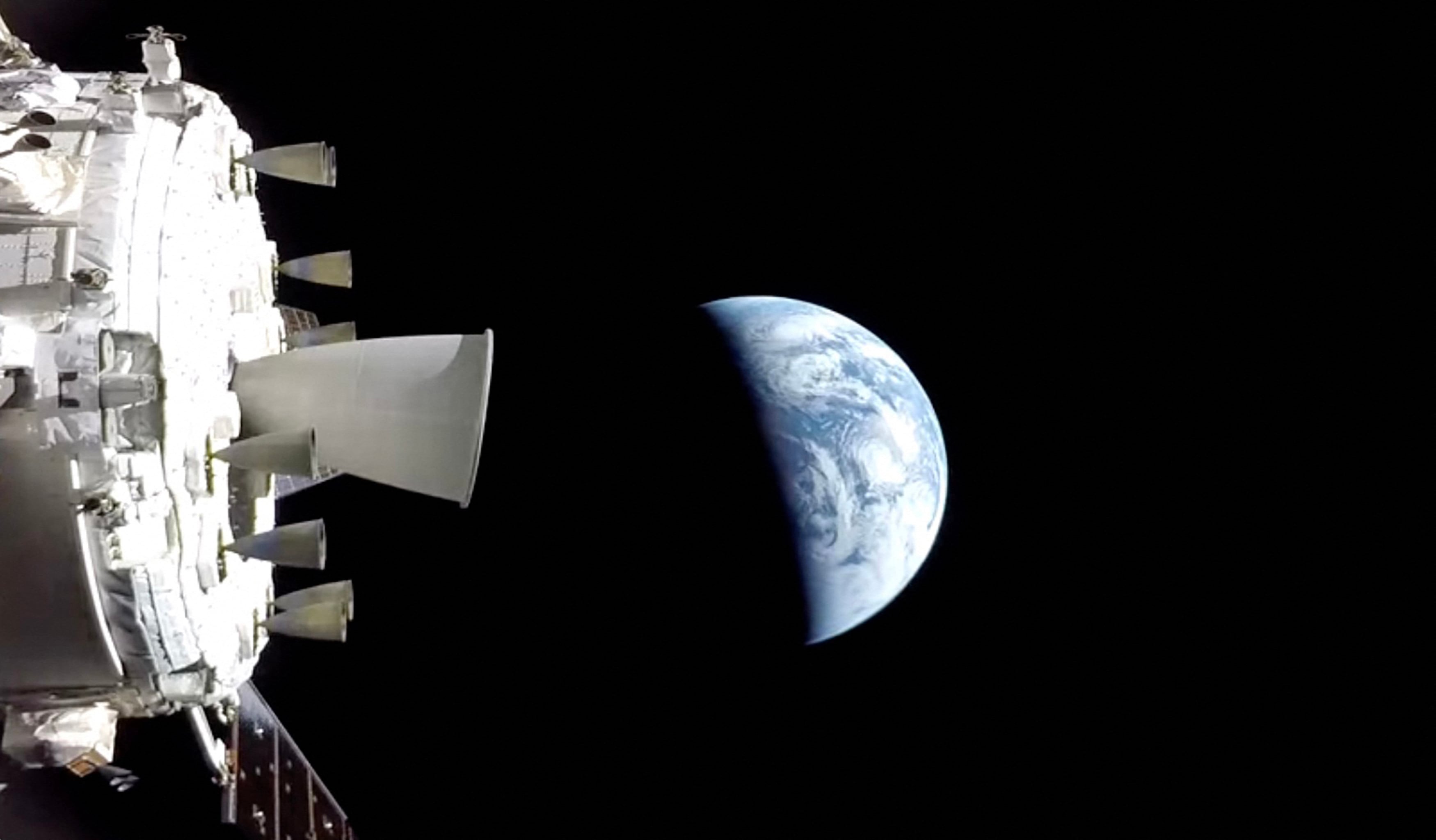 Esta captura de pantalla de una transmisión en vivo de la NASA muestra la nave espacial Orion en su camino de regreso a la Tierra el 10 de abril de 2026.