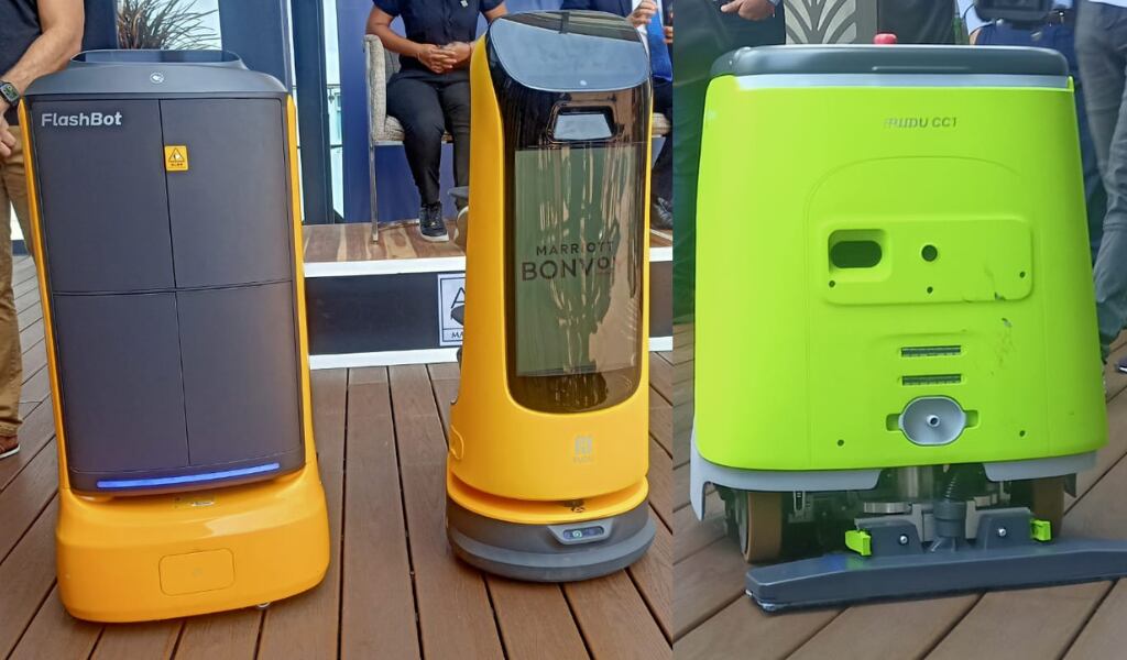 Así bretean los impresionantes robots en un hotel de Costa Rica.