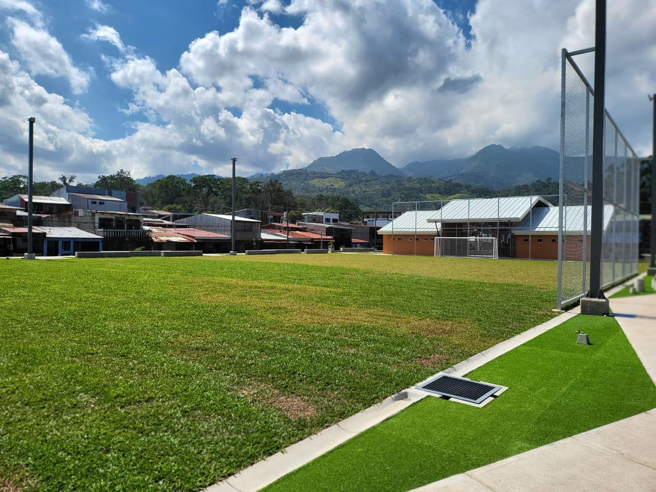 Eduardo Vargas, presidente de la Asociación de Desarrollo de la Urbanización Corina Rodríguez, ubicada en San Felipe de Alajuelita, se alegra del nuevo pulmón deportivo y artísttico que hoy disfruta la comunidad