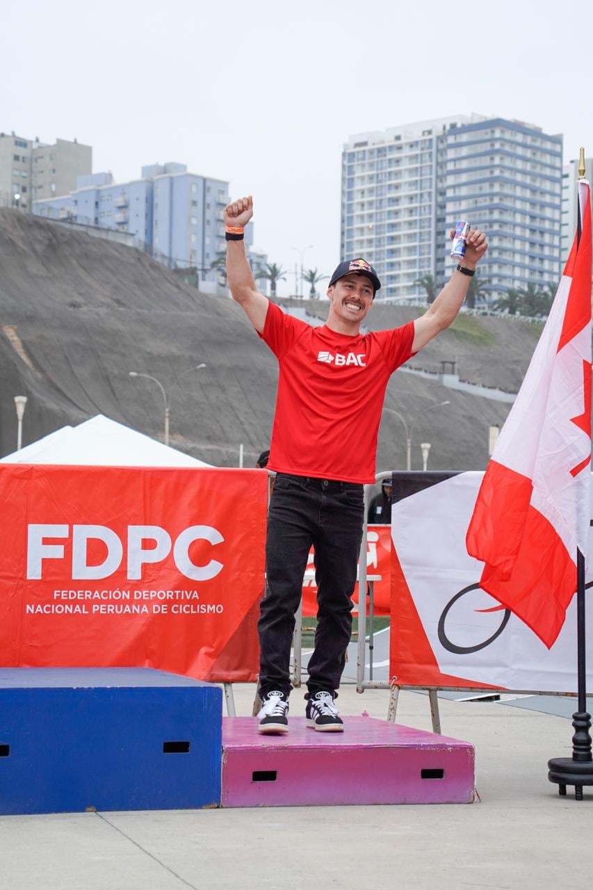 Kenneth Tencio celebró su gran actuación en Perú, la cual le dio el tercer lugar de la competencia.
