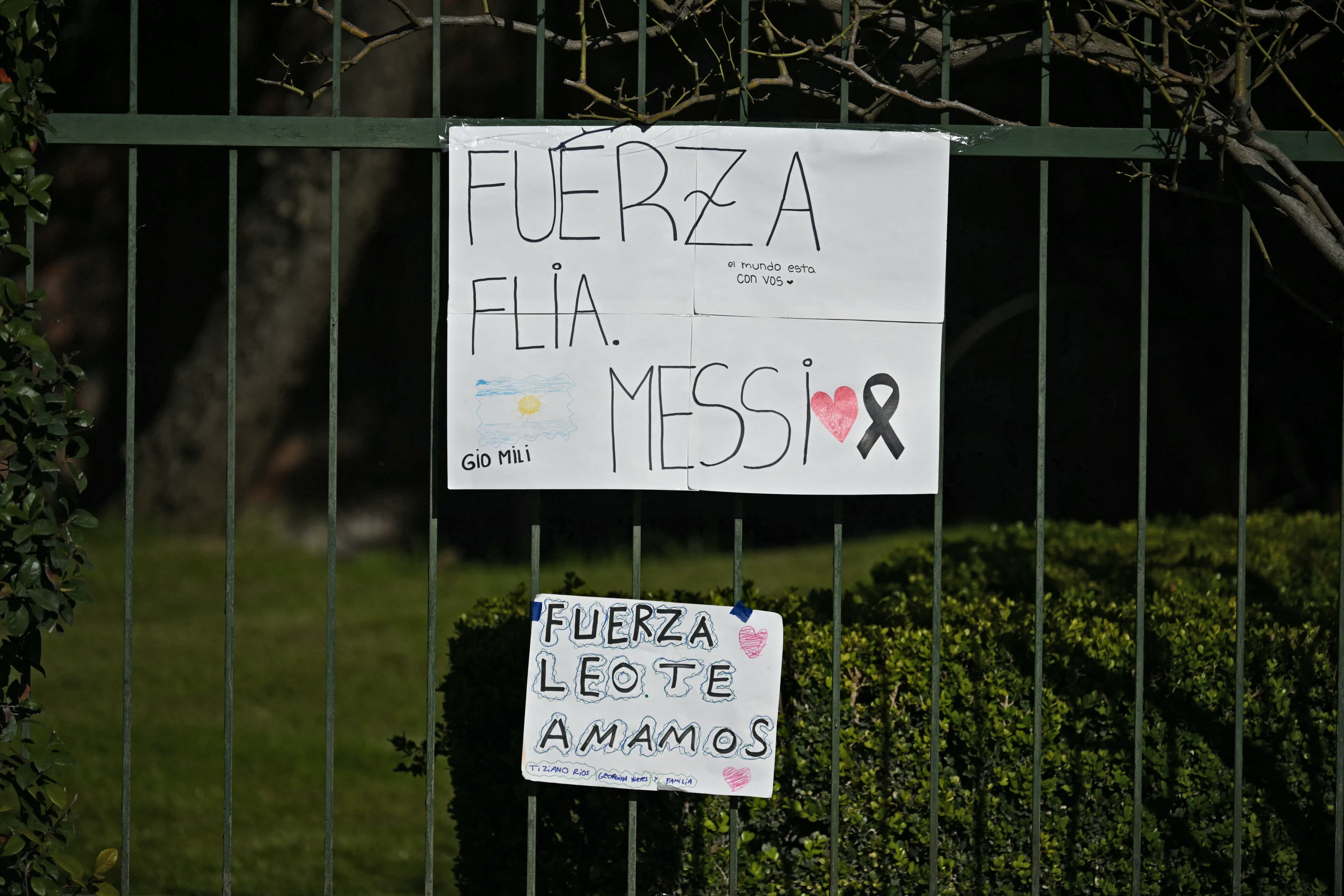 Cientos de personas se acercaron al lugar a acompañar a la familia Messi en el funeral de Jorge, papá de Lio. AFP