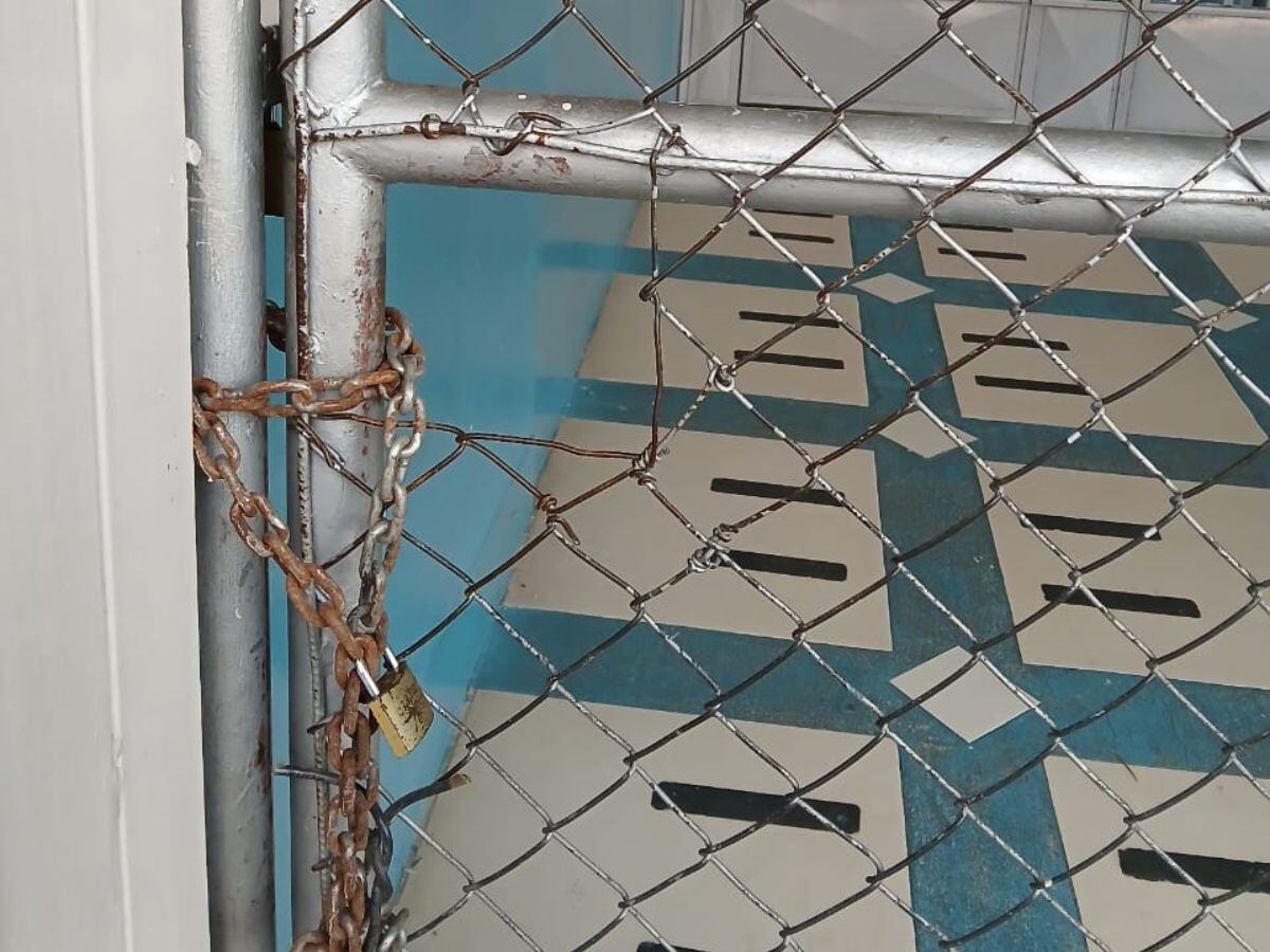 Así se encontró Jaime los portones de la escuela Winston Churchill, el día que se tenía que reunir con la Defensoría de los Derechos Estudiantiles.