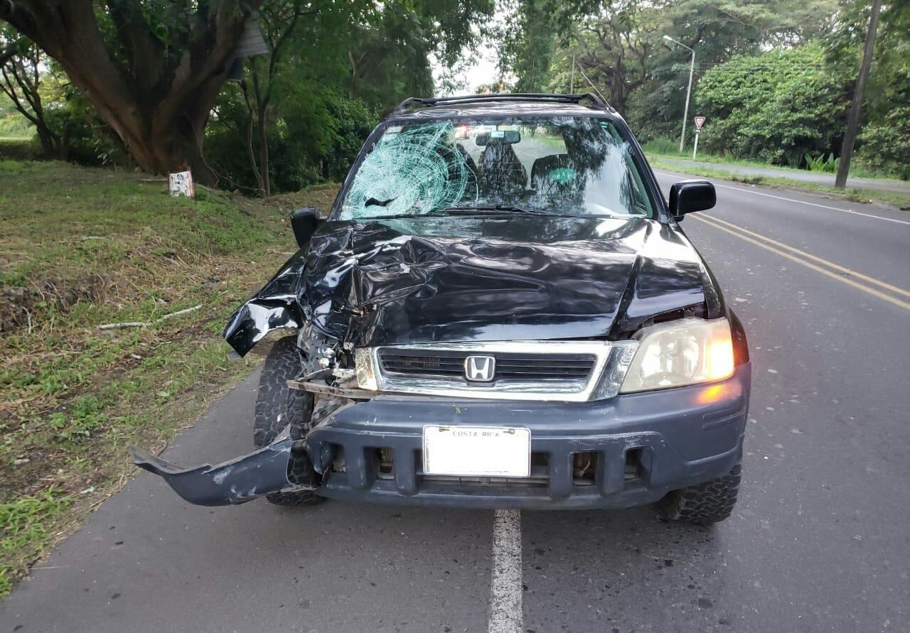 Mujer fallece atropellada por un carro en El Roble de Puntarenas. Foto Andrés Garita