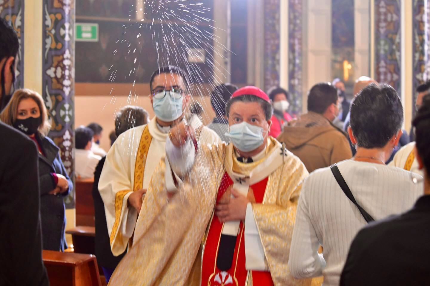 La tradicional Vestición, cambiarle el vestido el 1 de agosto de cada año a la Virgen de Los Ángeles en Cartago, se realizó ese 2021. El vestido lo realizó la arquidiócesis de San José como parte de las celebraciones del bicentenario de nuestra democracia.