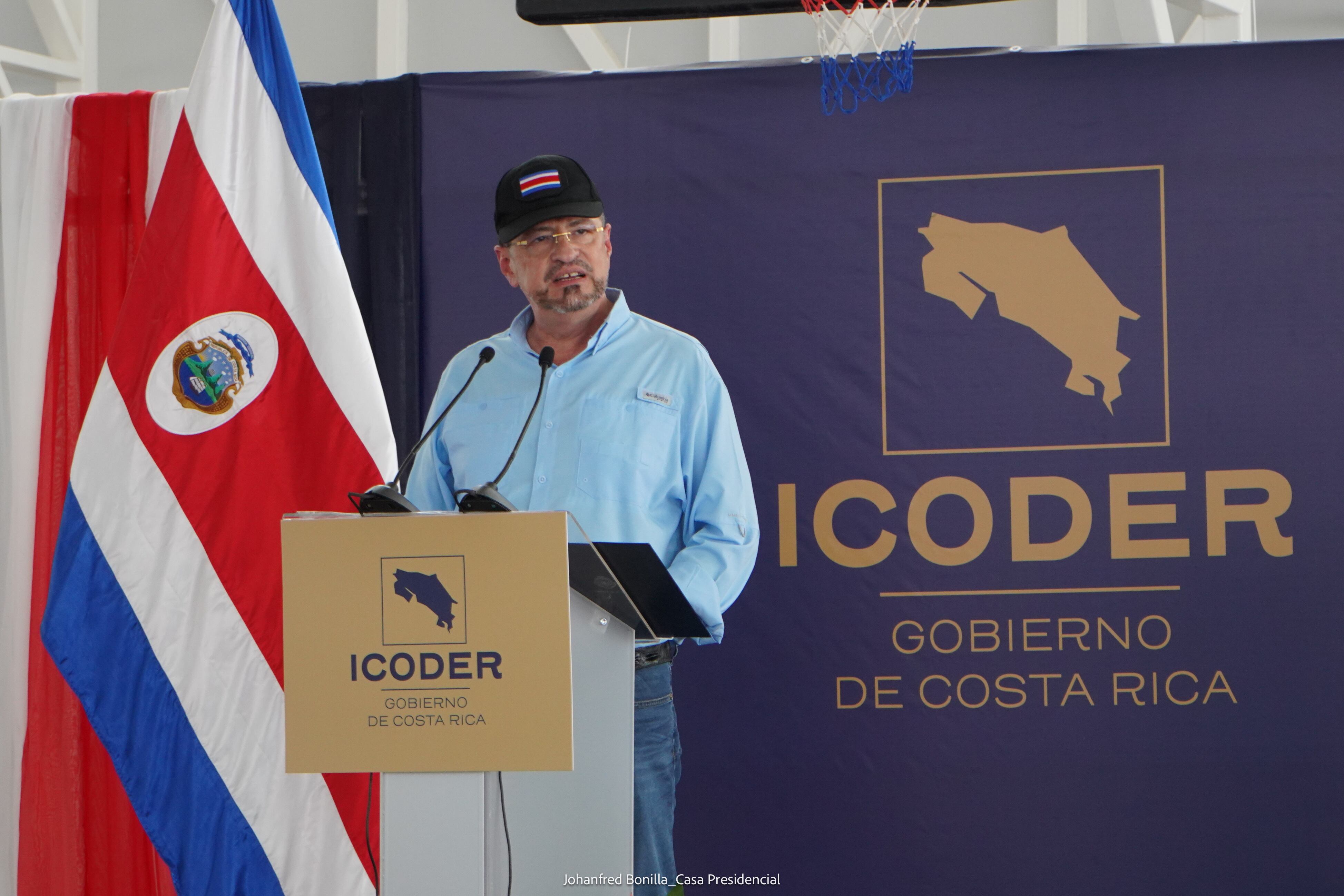 Rodrigo Chaves durante la inauguración del Gimnasio Deportivo APA Bllue , en Talamanca, Limón
