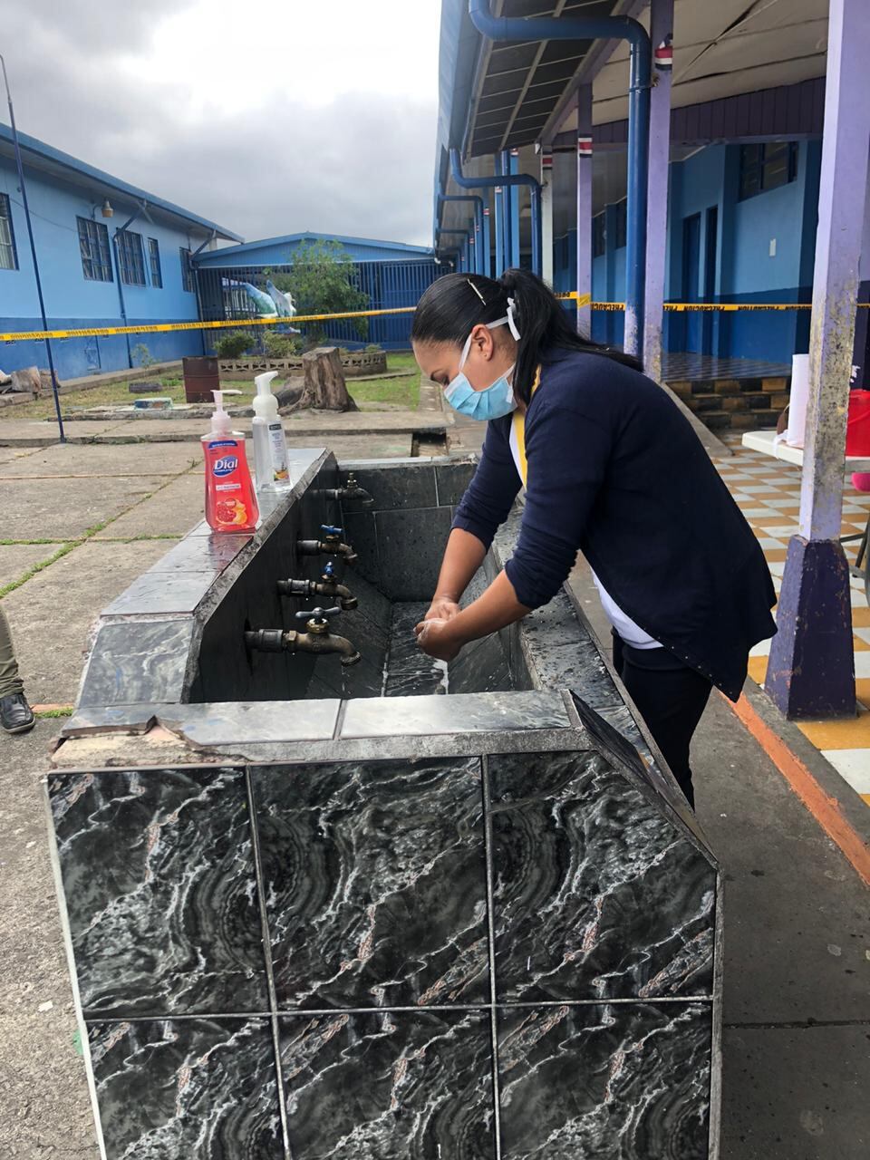 Arranca campaña de vacunación contra la influenza con la mente puesta en el coronavirus. Lavado de manos y estricto distanciamiento se respetó al máximo en clínica Moreno Cañas de barrio Cuba.