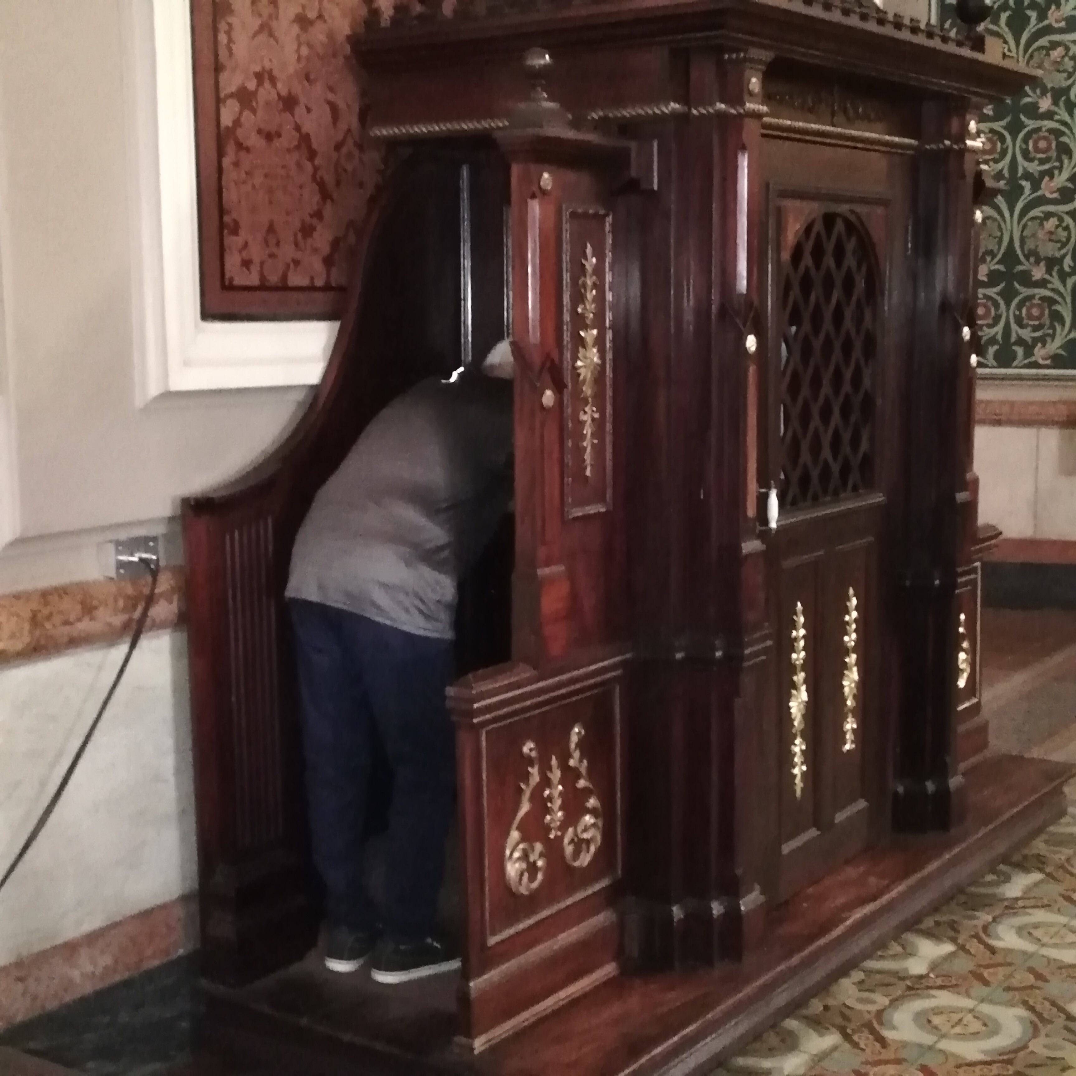 El padre Germán Rodríguez Smith, prefecto de la catedral Metropolitana en San José, confesó de 9 a 11 y también atendió después del medio día este 24 de marzo del 2021. La Semana Santa de este año sí tendrá confesiones.