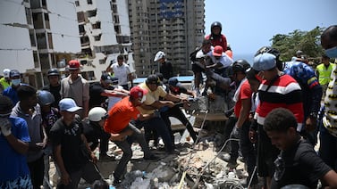 Terremoto en Venezuela: Casi mil muertos y más de 50.000 desaparecidos: “Son muchas rocas y con las manos no se puede”