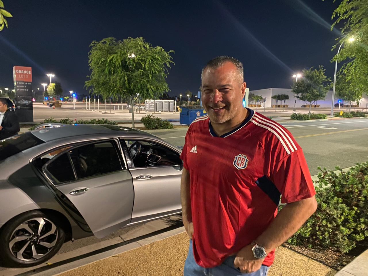 Jorge Balladares repartió ceviche a periodistas ticos en Los Ángeles tras el partido entre Costa Rica y Brasil. Foto: William Cordero.
