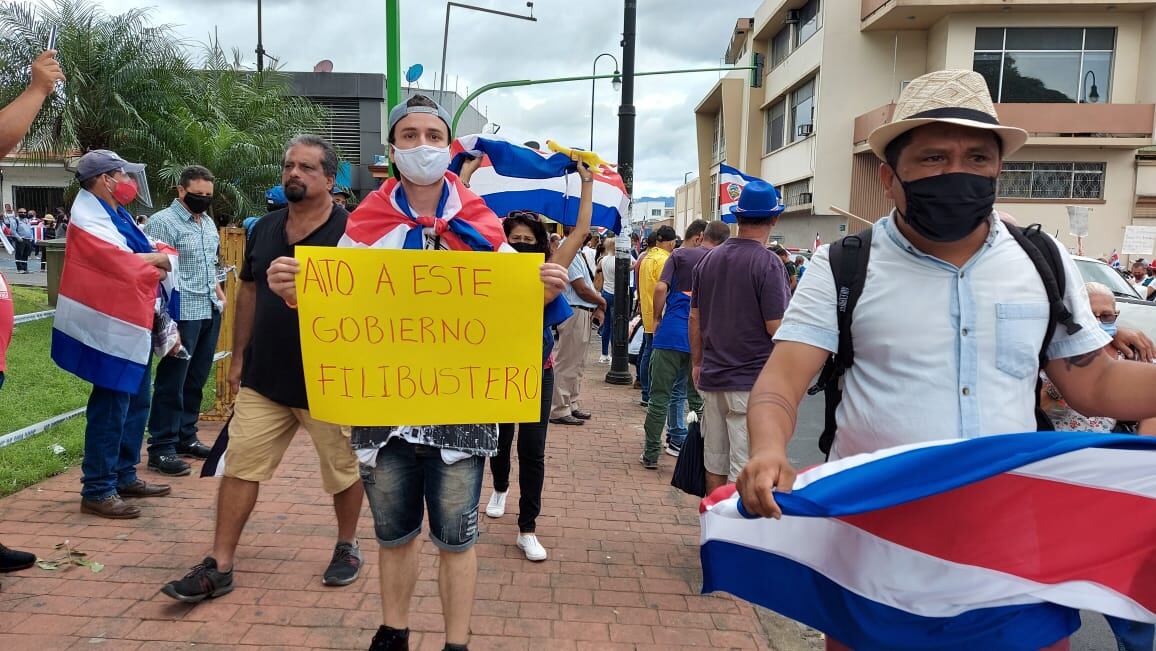 El 12 de octubre del 2020 diferentes fuerzas vivas del país marcharon desde el Parque La Merced a Casa Presidencial.