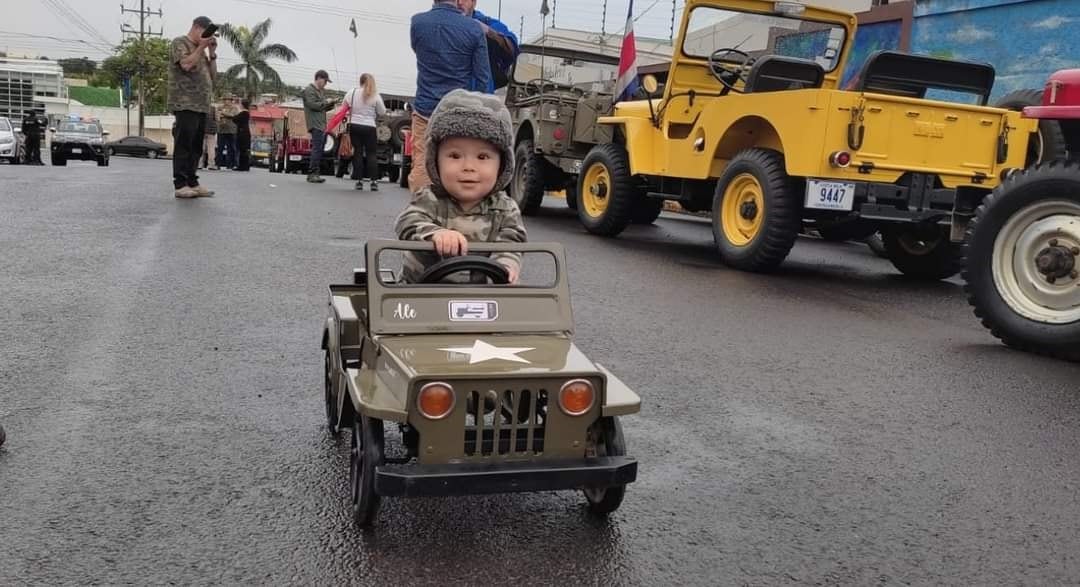 Alejandro Madrigal con su mini Jeep Willys. Cortesía.