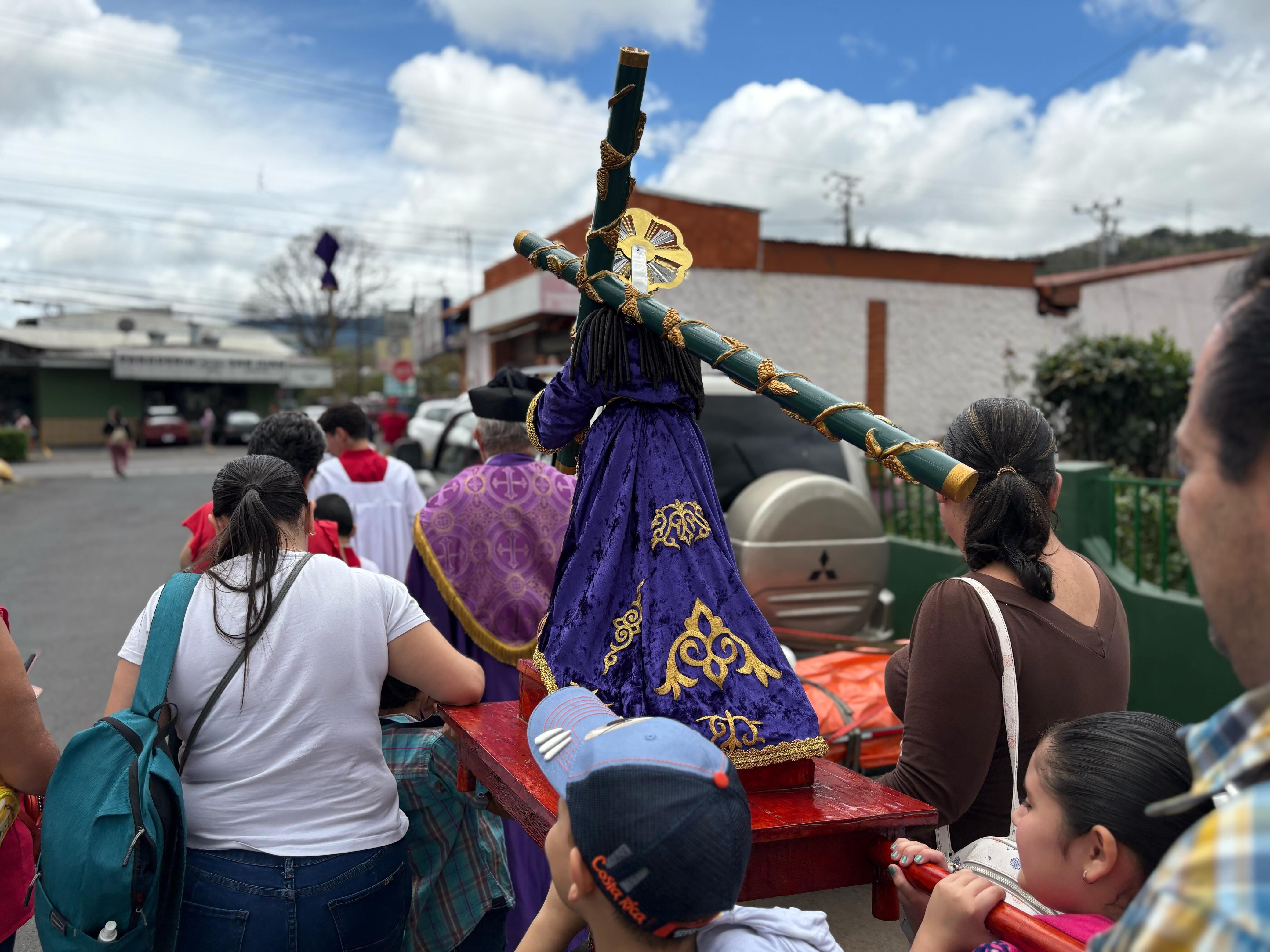 Un “Jesucristico en el sepulcritico”, una “virgencita de los dolorcitos”, un “Nazarenito”, entre otras imágenes pequeñitas, fueron cargadas por niños de la parroquia San Rafael Arcángel de San Rafael Arriba de Desamparados
