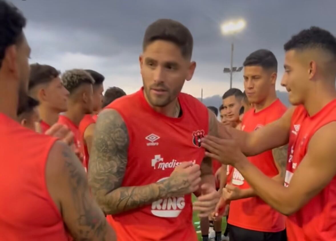 Jonathan Moya inició trabajos con los demás jugadores de Liga Deportiva Alajuelense.