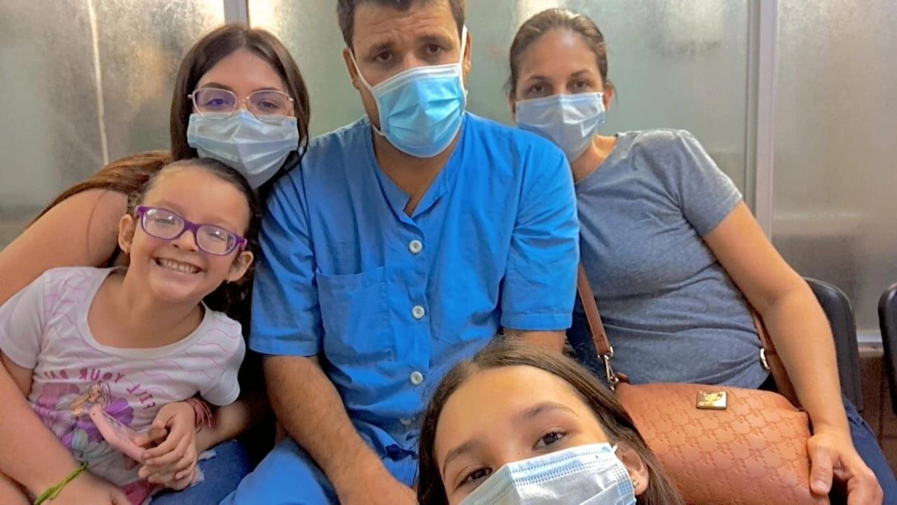 María Teresa y Yorleny Mena Arias, peregrinaron a Cartago junto a una amiga, Andrea Corrales Menéndez, por el milagro que La Negrita les hizo al hermano Alexánder Mena Arias. En la foto, don Alexánder con su esposa, Yesenia Berrocal y las hijas de ambos: Joselyn, Diani y Lucía Mena Berrocal