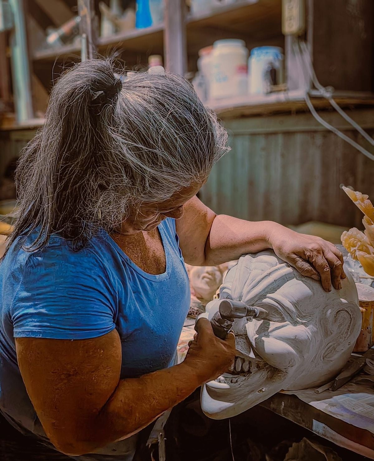 Desde Barva de Heredia, Damaris González lleva más de cuatro décadas creando máscaras y preservando una tradición que antes era solo de hombres. Su historia mezcla arte, pasión y orgullo costarricense.