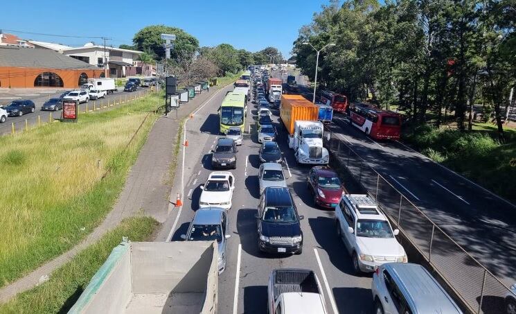 Los vecinos de La Carpio cerraron la ruta 1 en el sentido Alajuela-San José, en La Uruca, eso provocó un total colapso vial el miércoles 19 de julio del 2023