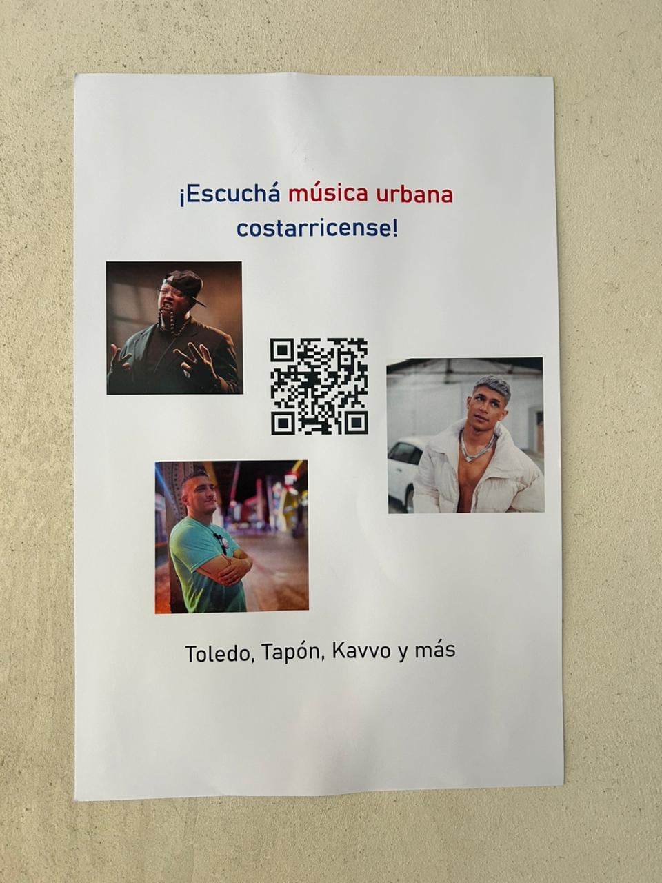 El profesor de música Luis Segura colocó ocho afiches con artistas costarricenses de distintos géneros y les puso códigos QR para que los estudiantes del Liceo Académico de Cascajal puedan conocer y escuchar su música.