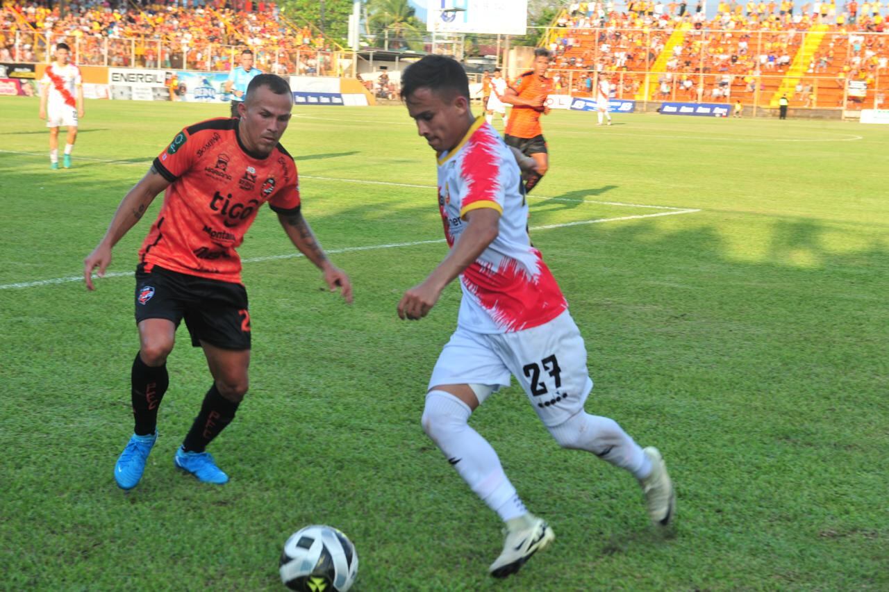 Kliver Gómez y Axel Amador fueron de la partida en el juego entre Puntarenas FC y Herediano.