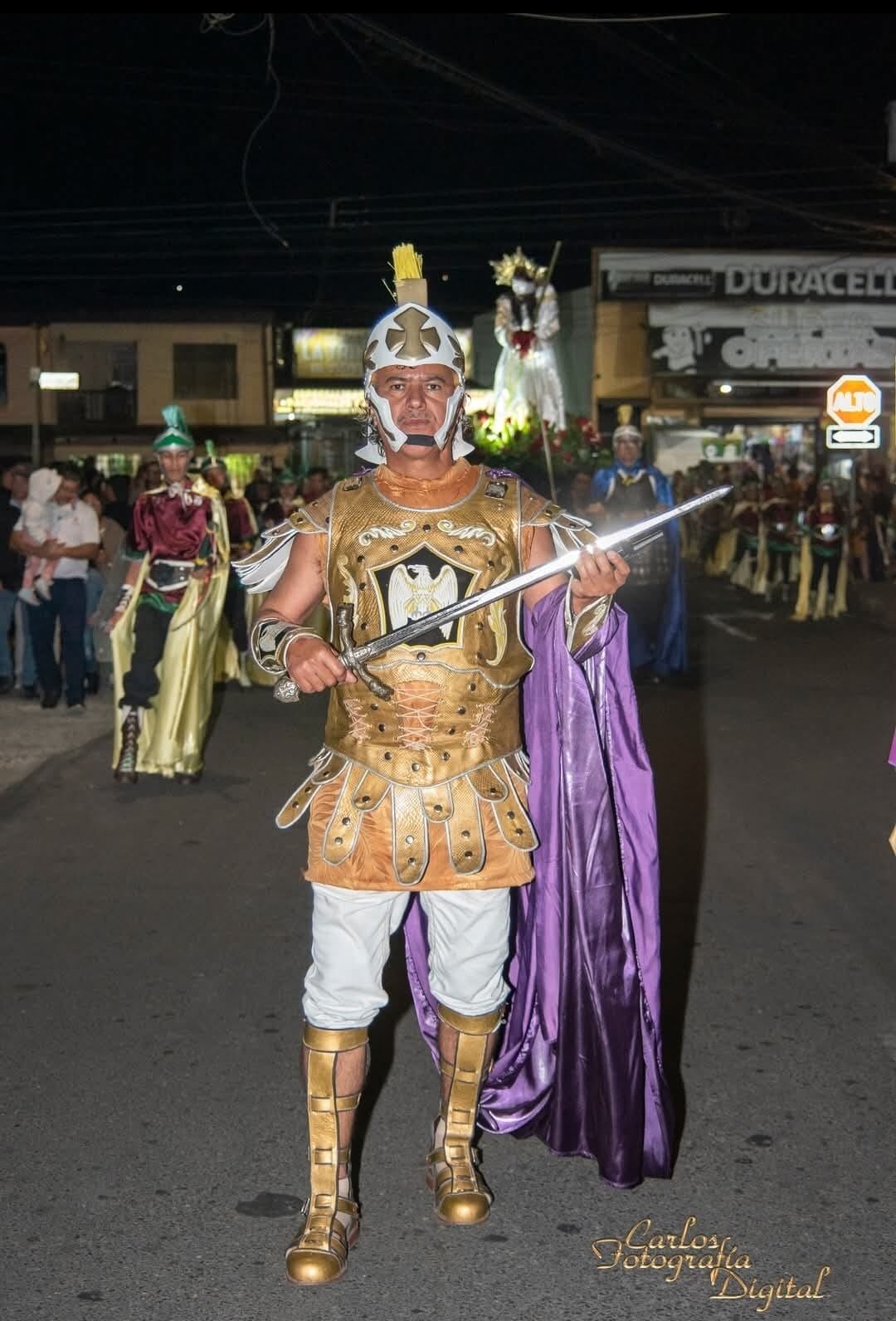 Efraín Quirós Vargas, tiene 57 años y desde los 8 forma parte de la Hermandad de Jesús Nazareno, una de las más tradicionales de todo Cartago. Este 2025 celebra con el corazón lleno de gratitud y amor a Dios sus 49 años como soldado romano.
