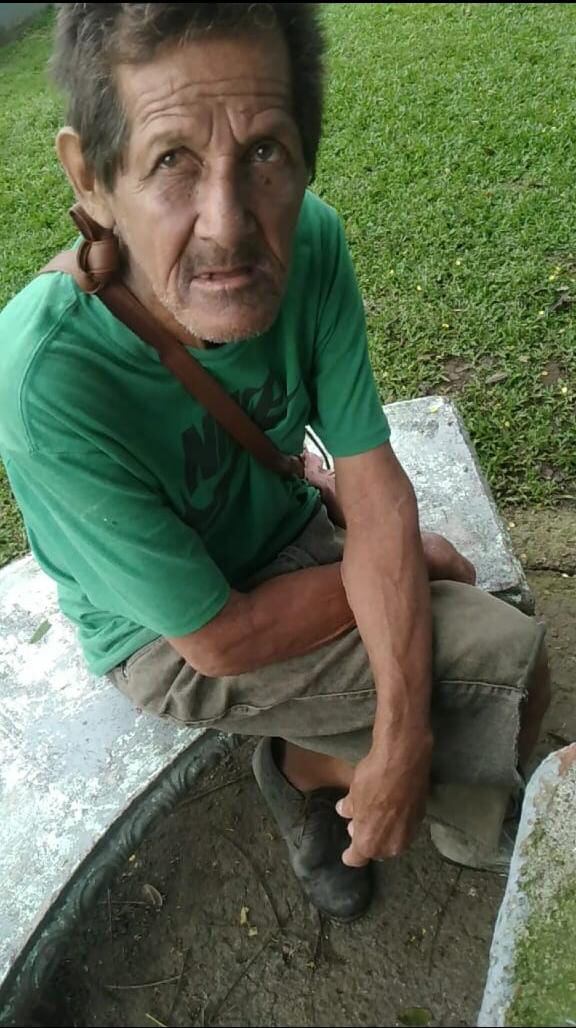 El señor fue atacado a pedradas mientras dormía