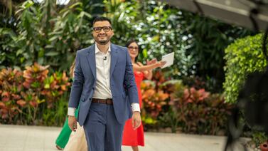 Periodista Daniel Céspedes cumplió su palabra y pagó apuesta por culpa de Saprissa