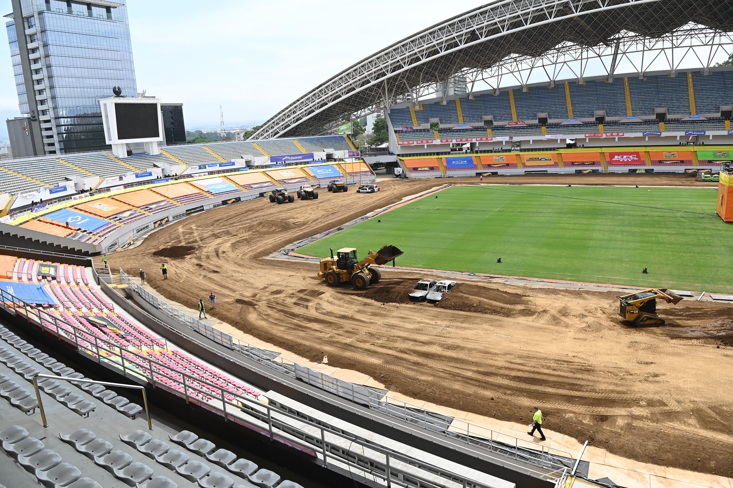 25 de abril del 2025. Estadio Nacional, La Sabana. 10:00 hrs. Preparativos para el show HotWheels Monster Trucks Glow and Fire en la gramilla del Estadio Nacional. Maquinaria pesada realiza movimientos de tierra creando las rampas que los pilotos de monster trucks usarán durante los diferentes shows que ofreceran los días viernes, sábado y domingo de abril. En la foto: Algunos pilotos fueron entrevistados y se documentaron detalles de los vehículos y de los trabajos que realiza la maquinaria pesada. El Danny CR posa para la foto. Foto: Albert Marín. para la Teja.