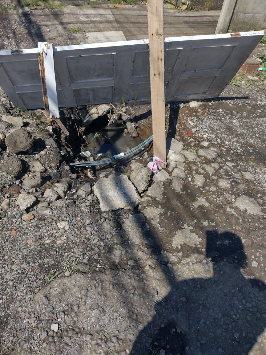 Un hueco de casi dos metros tiene cargados de estrés a unas 40 familias de Moravia porque ya van 4 años de que nadie lo llega a arreglar.