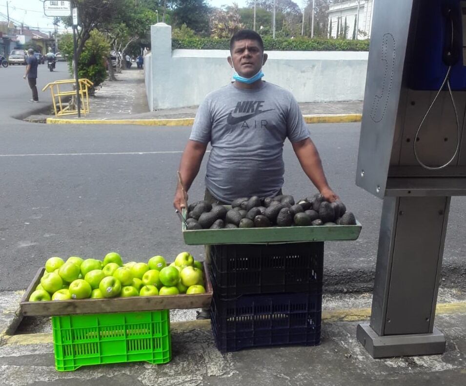Verdulero pide ayuda para recuperar carro que le robaron en Tibás. Foto Roque Arguedas.