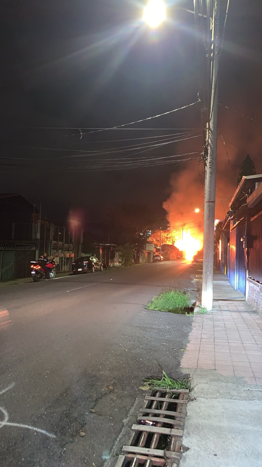 Incendio consume vivienda por completo en el sector de Curridabat, en San José.