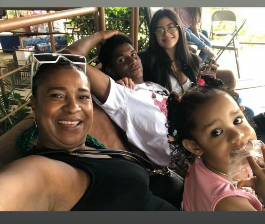 Doña Aida Dosman está feliz de la vida con su nuera Naydelin, novia de su hijo Samir.